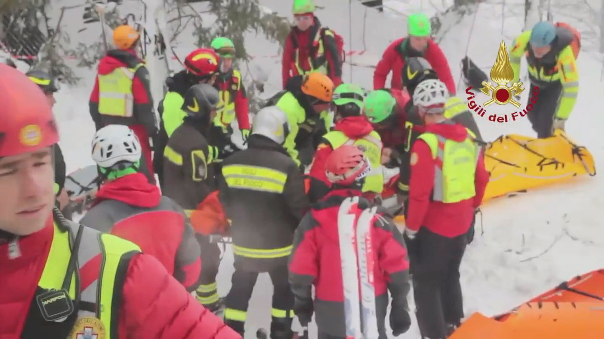 Italie : trois nouveaux survivants extirpés de l'hôtel détruit par une avalanche