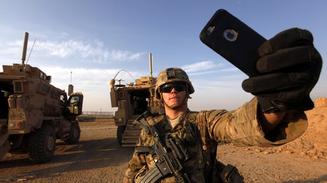 Un soldat américain prend un selfie dans la base militaire irakienne de Qayyara à quelques kilomètres de Mossoul.