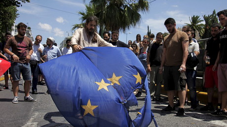 Des manifestants brûlent un drapeau européen à Athènes.