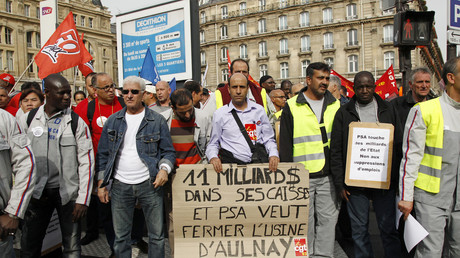 Les salariés de l'usine PSA d'Aulnay-sous-Bois manifestent à Paris en septembre 2012 contre la fermeture de leur usine.