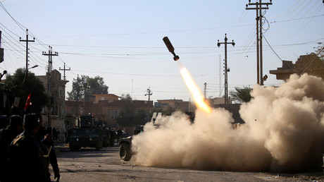 Des membres des forces irakiennes répondent aux attaques des combattants de Daesh pendant l'offensive dans l'est de Mossoul.