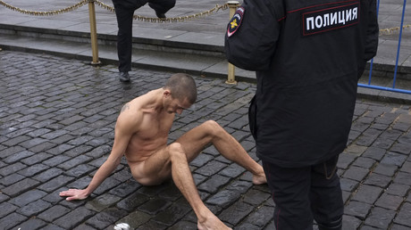 Piotr Pavlensky se clouant le scrotum sur la place Rouge de Moscou, en 2013