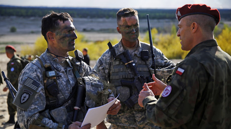Des soldats américains et polonais participent à un exercice de l'OTAN en Pologne - Images d'archives.
