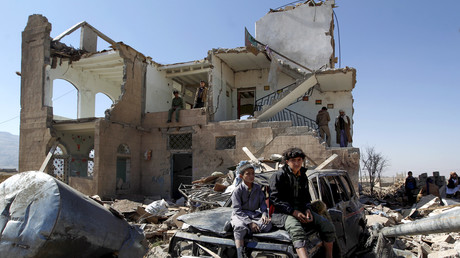 Des enfants assis parmi les ruines d'une maison, frappée par un raid aérien de la coalition menée par l'Arabie saoudite, en novembre 2016