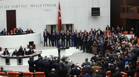 Des parlementaires turcs applaudissent le Premier ministre Binali Yildirim, après le vote par le Parlement en faveur d'un projet de révision constitutionnelle controversé
