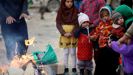 Des familles irakiennes déplacées se réchauffent à quelques kilomètres de Mossoul et de la ligne de front des combats contre Daesh