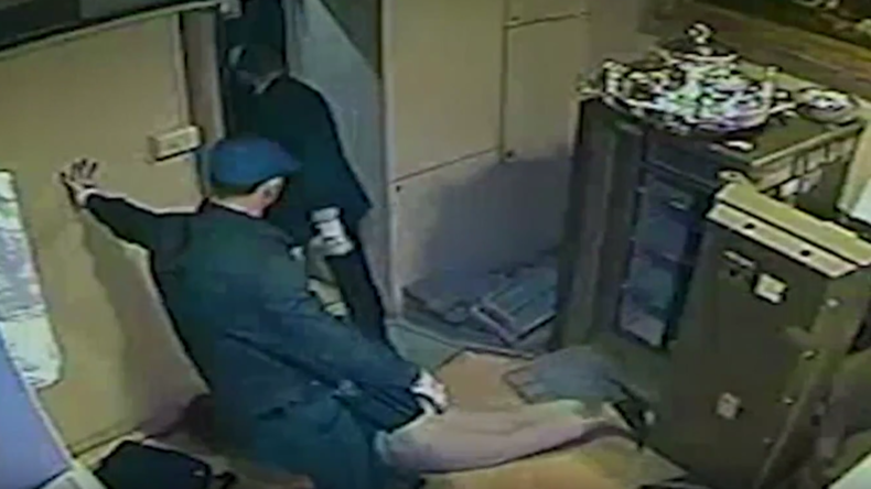 Braquage d'une bijouterie à Milan : les images choc de la vidéosurveillance (VIDEO)