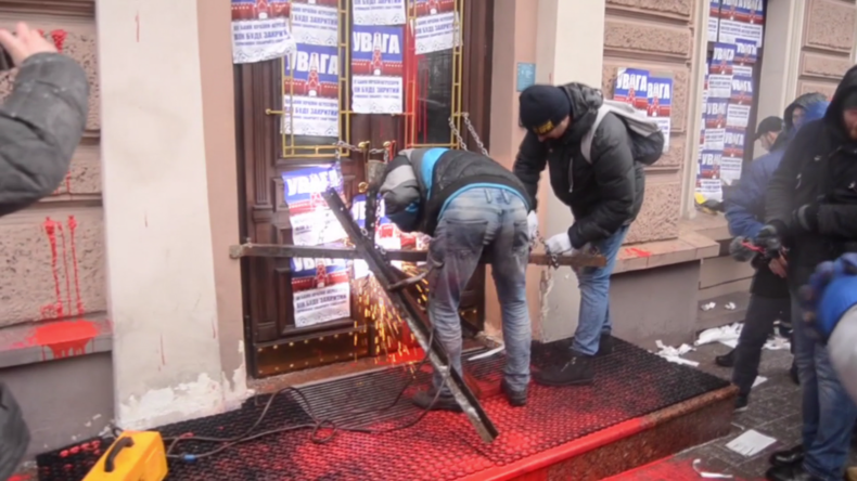 Kiev : des succursales de banques russes à nouveau vandalisés (VIDEO)