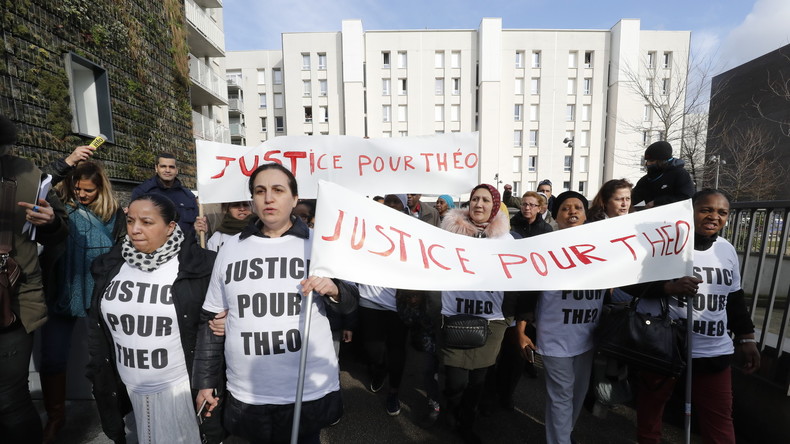 Aulnay-sous-Bois : une marche réclamant «Justice pour Théo» (IMAGES)