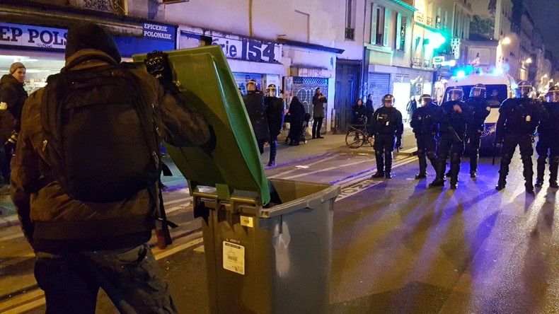 Les images du rassemblement sous tension en soutien à Théo à Ménilmontant