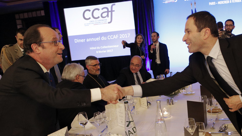 Assis face à Hamon lors d'un dîner officiel, Hollande plaisante sur les divisions du PS