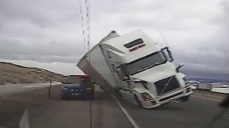 Une rafale de vent renverse un camion sur une voiture de police aux Etats-Unis (VIDEO)