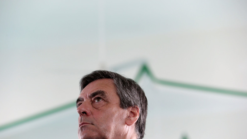 François Fillon contraint d'annuler un déplacement à La Réunion à cause de manifestants (IMAGES)