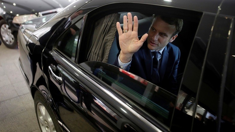 Emmanuel Macron reçu en grande pompe en Algérie