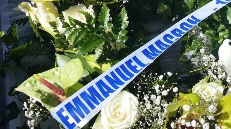 La gerbe de fleurs au nom de Macron en hommage à Roger Hanin ne passe pas sur Twitter