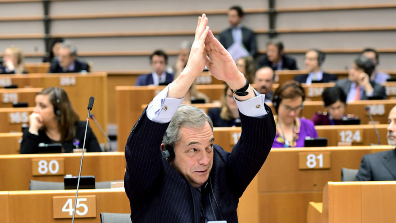 «J'ai l'impression d'assister à la réunion d'une secte» : Farage incendie le parlement sur le CETA