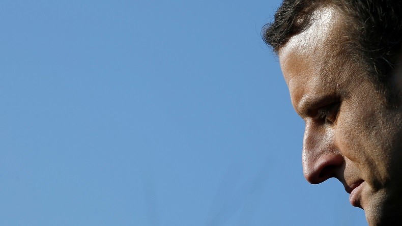 Emmanuel Macron se justifie après le tollé provoqué par ses propos tenus en Algérie