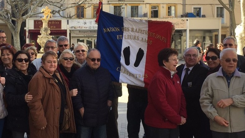 Carpentras : des manifestants pieds-noirs interpellent Emmanuel Macron (PHOTOS)