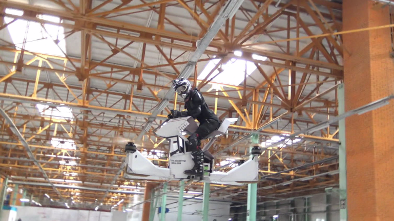 Les hoverboards ne sont plus à la mode, place aux motos volantes ! (VIDEO)