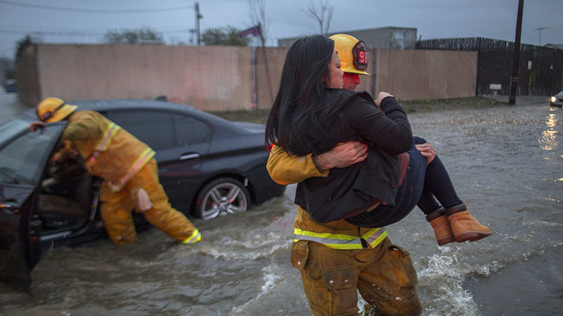 Californie : une crue soudaine fait au moins deux morts (IMAGES)
