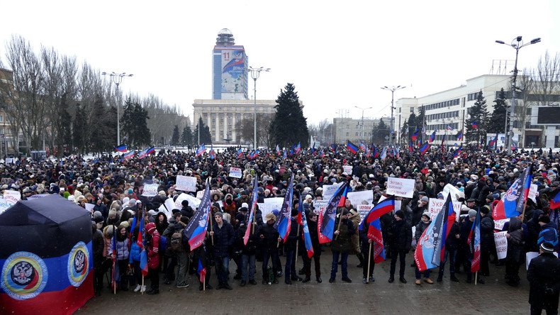 Donetsk : des milliers de manifestants appellent Kiev à respecter les accords de Minsk (VIDEOS)
