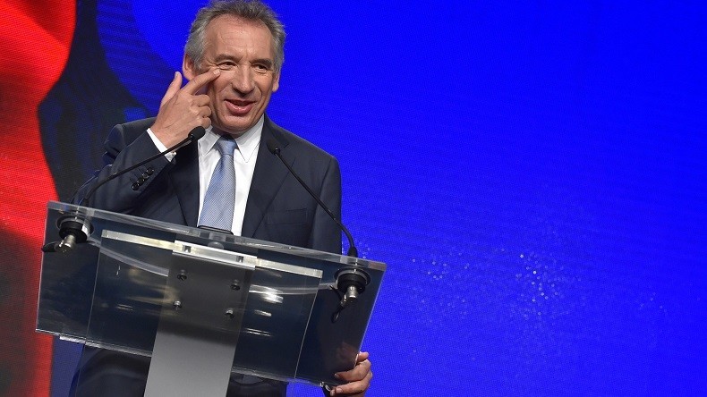 «Le chat noir des candidats ?» : la droite raille le ralliement de Bayrou à Macron