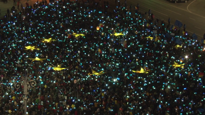 Bucarest : les manifestants anti-corruption reproduisent un gigantesque drapeau de l’UE (VIDEO)