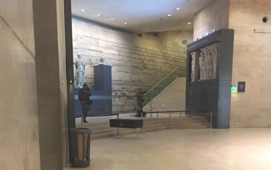 Attaque du Louvre : les premières images de la neutralisation de l'assaillant affluent sur Twitter