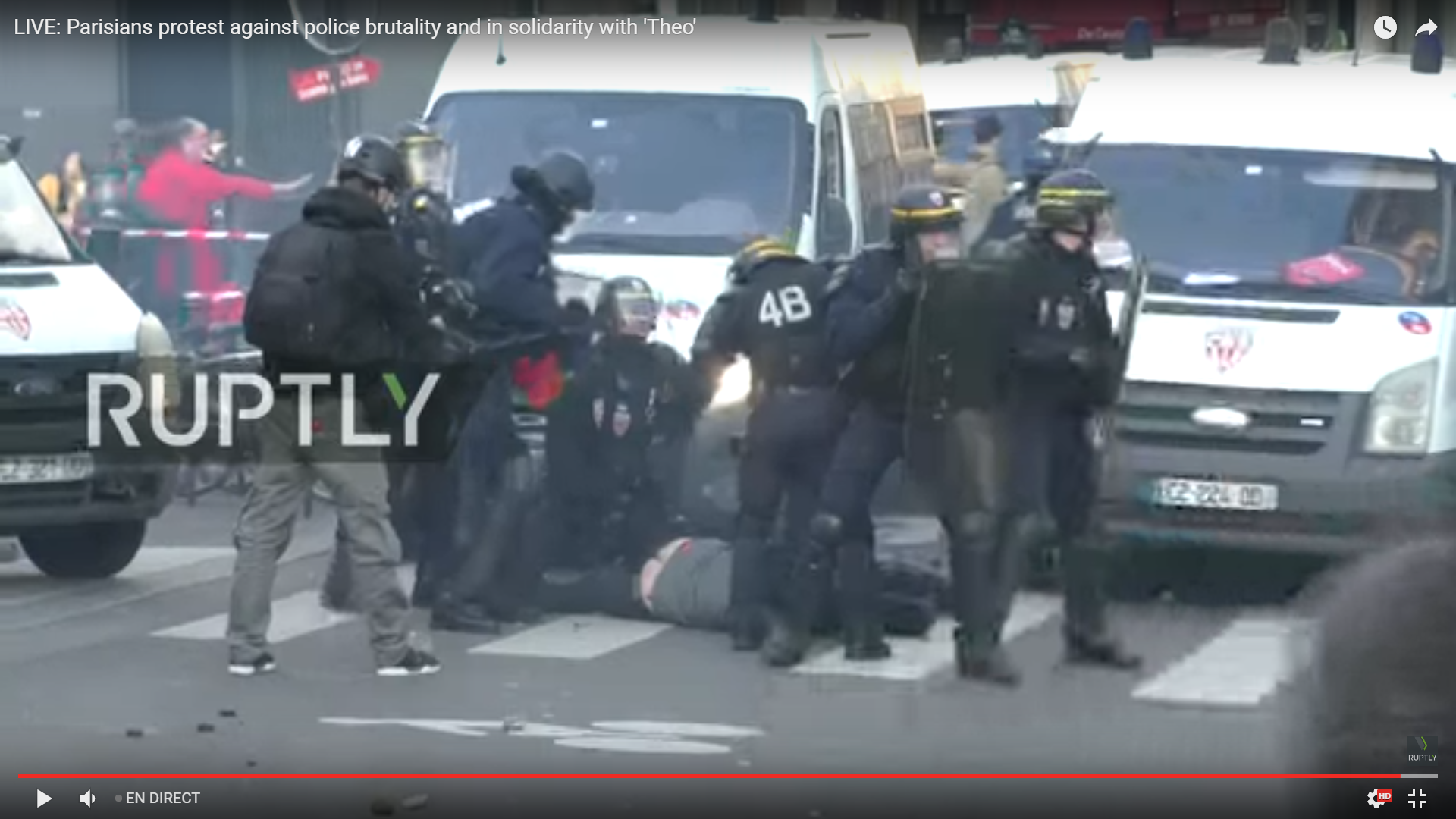 Heurts avec les CRS : la manifestation contre les «dérives policières» à Paris dégénère (IMAGES)