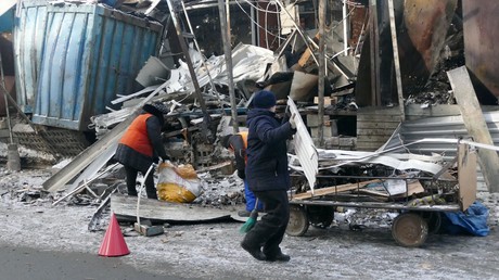 Des habitants de Donetsk nettoient les rues