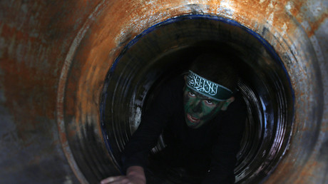 Un jeune homme évoluant dans un tunnel, dans un camp d'entraînement du Hamas (photographie d'illustration)