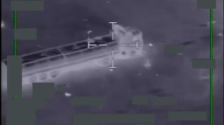 En novembre 2015, l'armée de l'air américaine détruit 116 camion-citernes utilisés par Daesh pour transporter et vendre du pétrole, capture d'écran YouTube