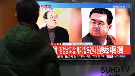 Un passant regarde un reportage sur la mort de Kim Jong-nam à Séoul