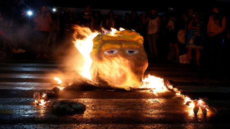 Des manifestants brûlent le portrait du président américain Donald Trump, au Mexique, en janvier 2017.
