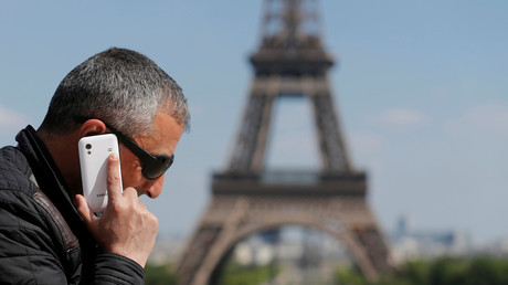 Un homme passe un appel avec son portable sur la Place du Trocadéro, prés de la Tour Eiffel, à Paris.