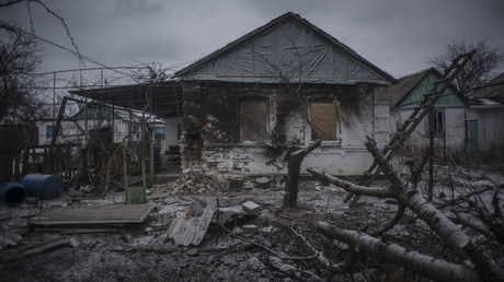 Une maison détruite dans le Donbass