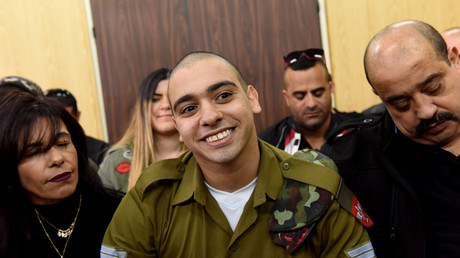 Elor Azaria et ses parents, attendant le verdict du tribunal militaire de Tel Aviv le 24 janvier 2017