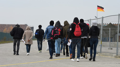 Des migrants arrivent à un lieu d'enregistrement des demandeurs d'asile, près de Munich, en Allemagne
