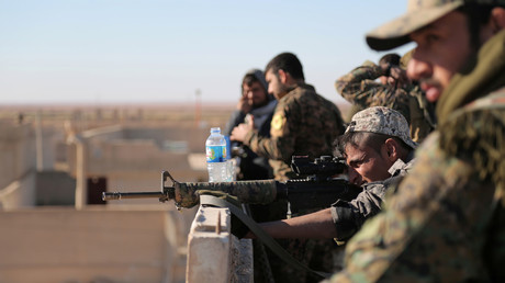 Des combattants des Forces démocratiques syriennes lors d'échanges de tirs dans le nord de la province de Raqqa.