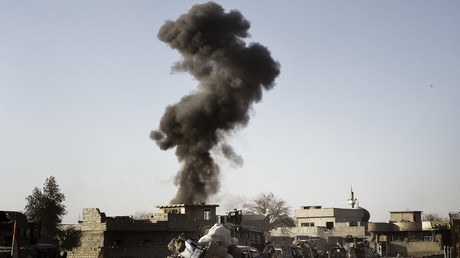 Un nuage de fumée au dessus des combats opposant les forces irakiennes aux combattants de l'Etat islamique à Mossoul le 24 février 2017.