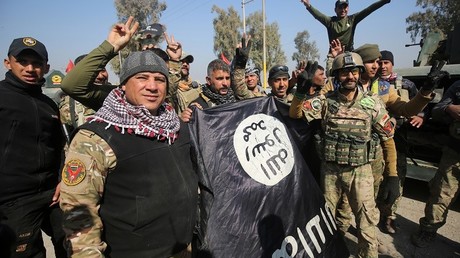 Les troupes irakiennes posent avec un drapeau de Daesh après être entré dans Mossoul