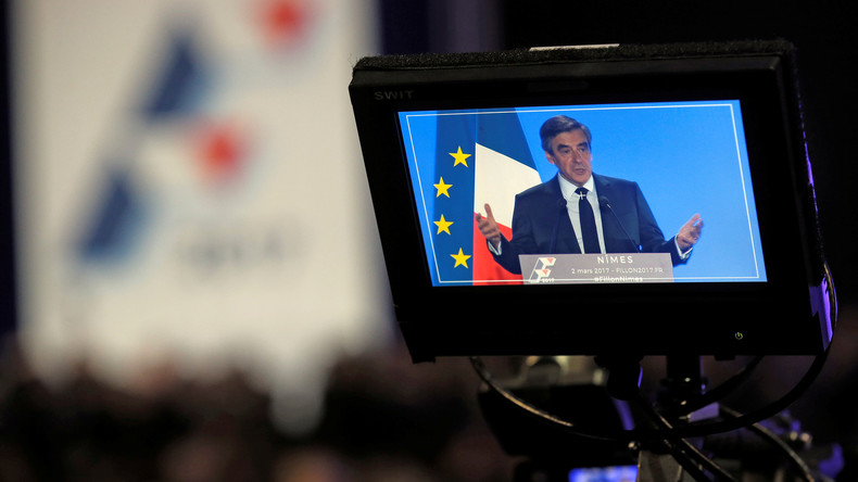 Lâché par ses soutiens l'un après l'autre, François Fillon organise tout de même son grand meeting