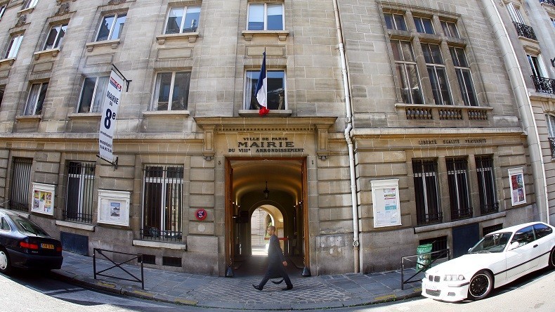 Une peinture qui ressemble trop à Emmanuel Macron retirée d'une mairie parisienne
