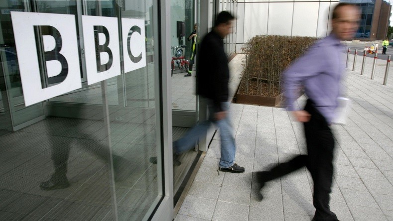 Des intrus parviennent mystérieusement à rentrer dans les studios de la BBC en plein direct (VIDEO)