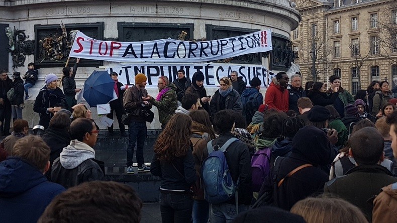 A Paris, contre-manifestation opposée au rassemblement de François Fillon (IMAGES)
