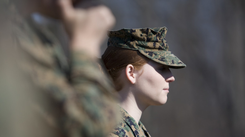 Des centaines de photos de US Marines féminines nues postées sur Facebook par leurs collègues