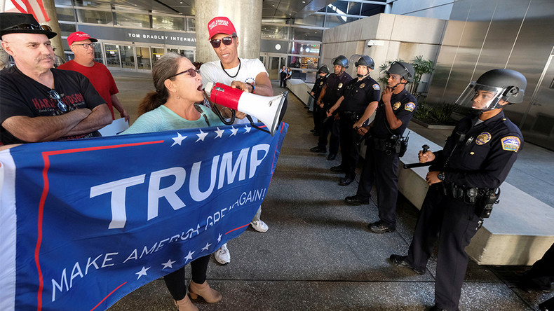 Donald Trump signe un nouveau décret migratoire, son secrétaire d'Etat le juge «vital»