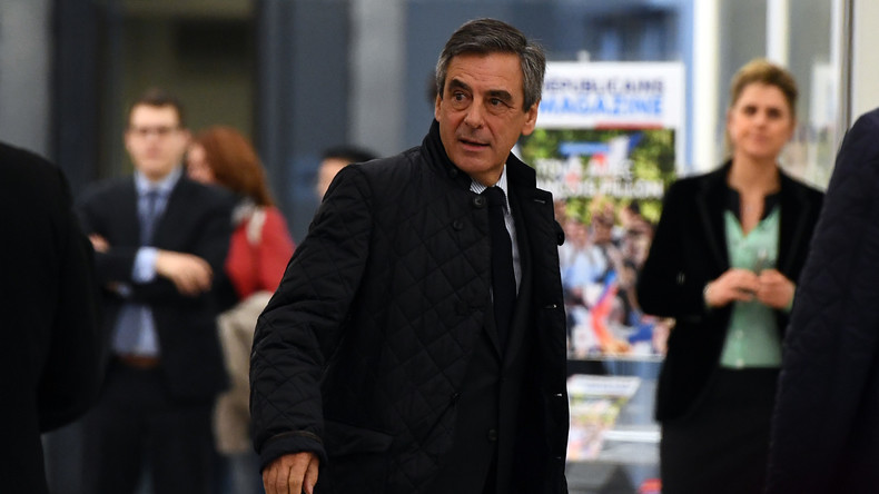 Le comité politique de LR renouvelle à l'unanimité son soutien à Fillon