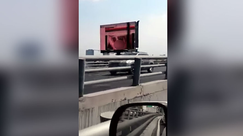 Un pompier mexicain décède en tentant de réparer un panneau publicitaire géant