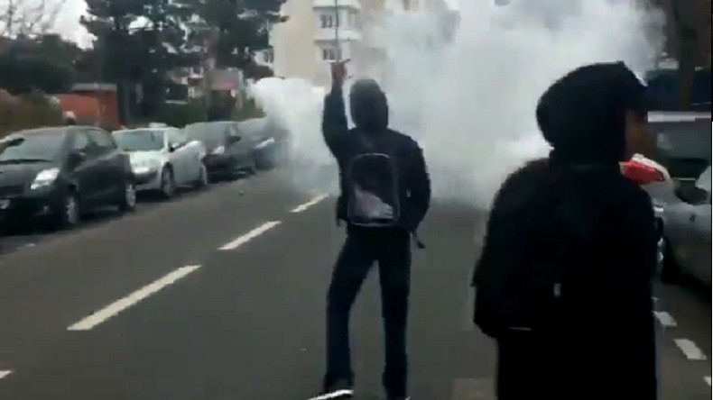 Affrontements entre la police et de jeunes manifestants après le blocus de lycées à Cachan (VIDEOS)